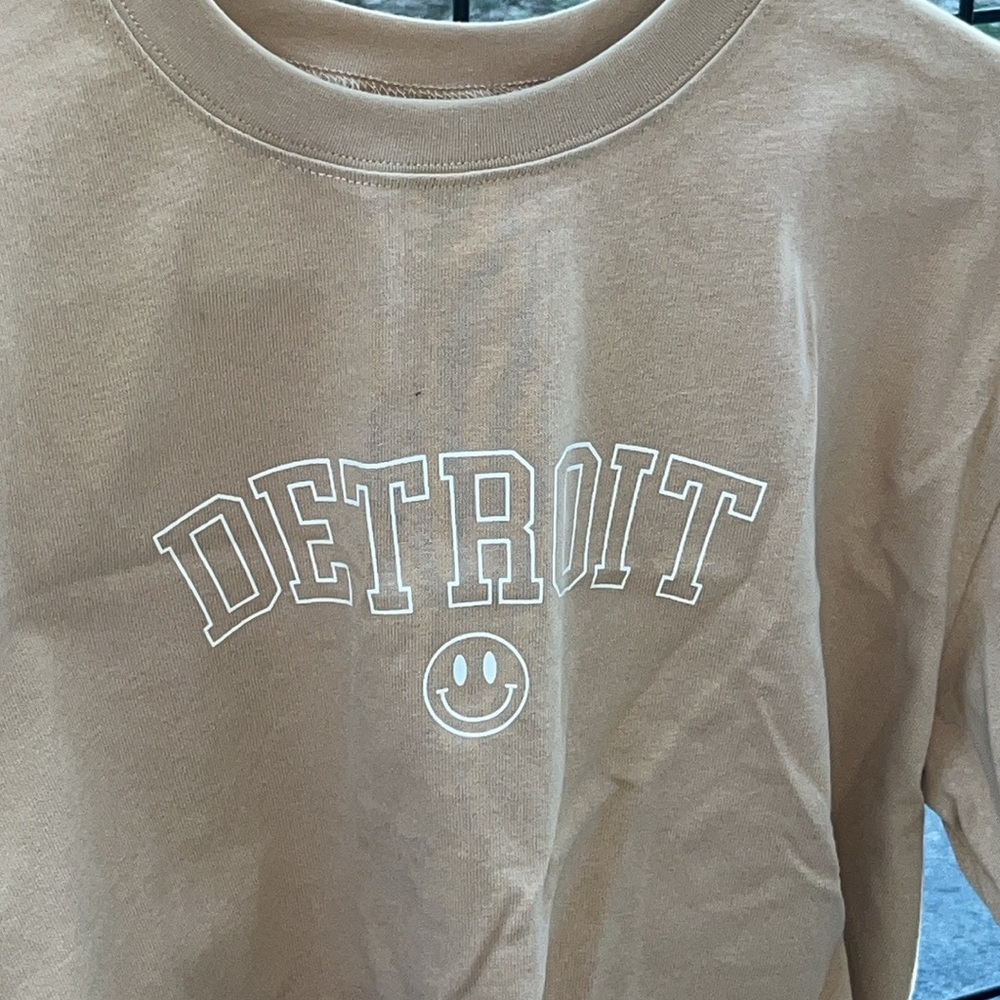 Detroit Tan crop shirt Medium NWOT - Picture 2 of 4